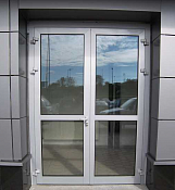 Алюминиевые двери со стеклом
